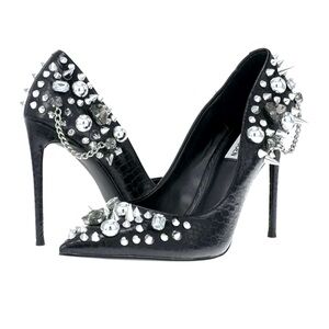 Steve Madden Veronicka multi studded spiked pump.